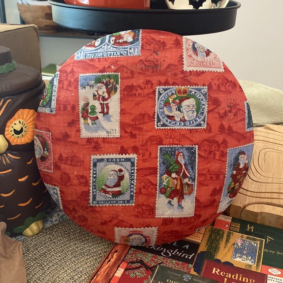 Festive Vintage Christmas Plate with International Santa Stamps - Picture 3 of 3